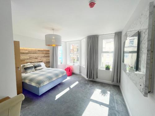 Cloud9 Guest House - by Coastline Retreats - Newly Renovated, Beautiful Ensuite Rooms Near Seafront in Town Centre, Netflix, SuperFast WiFi, Communal Kitchen 5