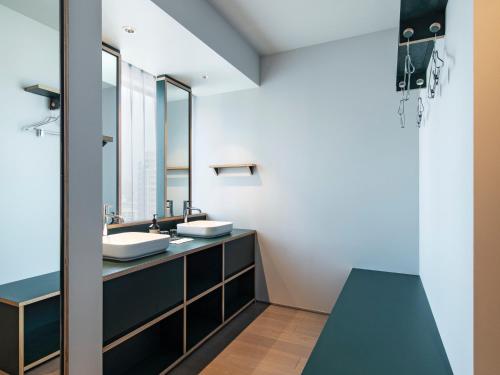 room detail thumbnail 2