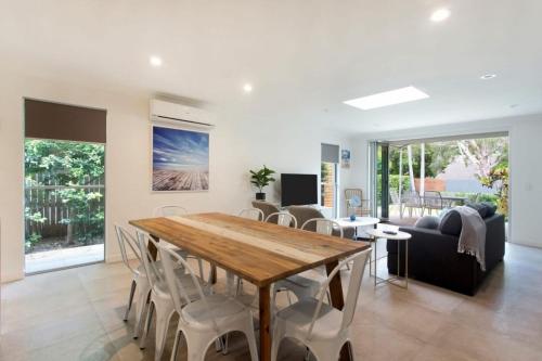 Four-Bedroom House room in Depper St Charming Beach Side Home in Lovely Location