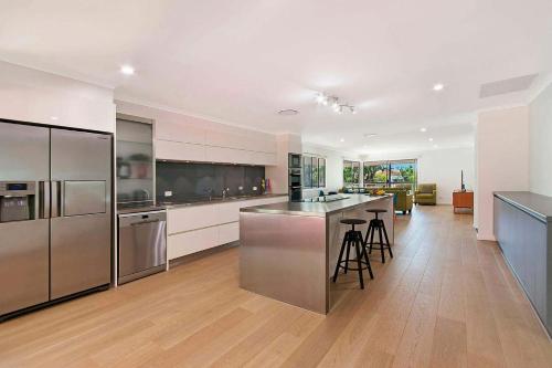 Four-Bedroom House room in Depper St Beautifully Renovated Beach House