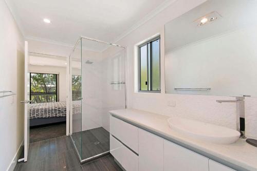 Depper St Beautifully Renovated Beach House - image 2