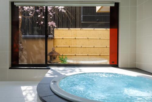 Kyoyado USAGI   -Small luxury hotel at NIJO Kyoto- - 온수 욕조
