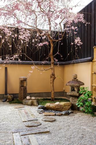 Japanese-Style Townhouse  Oike image 2