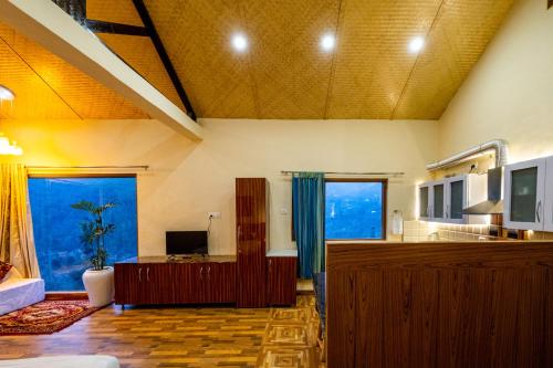 Pristine, Studio overlooking the mountains w wifi by RoamHome, Mukteswar (fotografie 3)