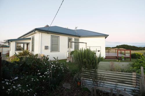 Stanley Beach House with Stunning Nut Views!