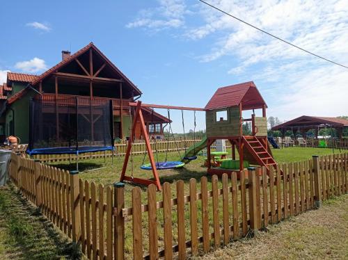 Дитячий майданчик, Zielona Chatka pod Srebrnym Żurawiem (Zielona Chatka pod Srebrnym Zurawiem) in Видміни