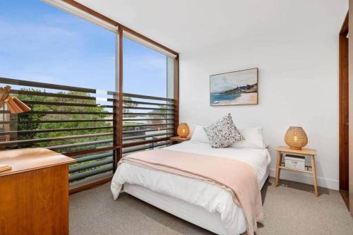 Hitchcock Getaway -Main Street Loft, 150m to Beach