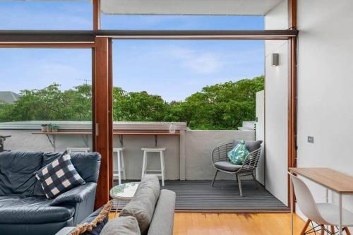 Hitchcock Getaway -Main Street Loft, 150m to Beach