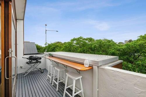 Hitchcock Getaway -Main Street Loft, 150m to Beach