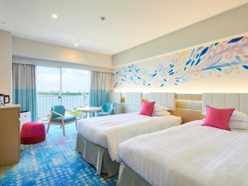 <7-10 Floor> Rainbow Superior Twin Room with Park View or Bay View - Non Smoking - No guarantee to enter the theme park