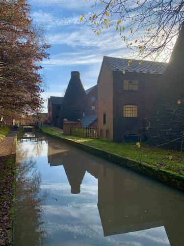 Drake Cottage - riverside retreat, Jackfield, Ironbridge Gorge, Shropshire