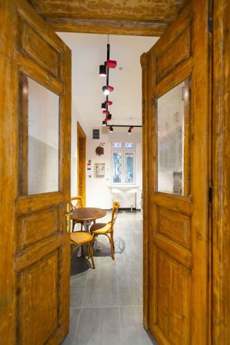 Premium Rooms by Hi5 - Style at the Comedy Theater 4