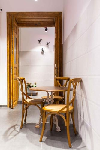 Premium Rooms by Hi5 - Style at the Comedy Theater 5
