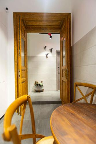 Premium Rooms by Hi5 - Style at the Comedy Theater 3