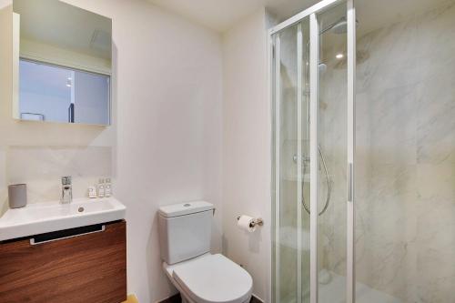 Bathroom, RESIDENCE JULES in Levallois-Perret
