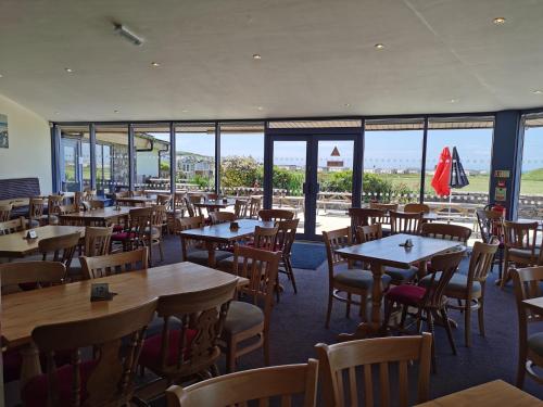 Étterem, Sea and Mountain view Sunbeach Holiday Snowdonia in Llwyngwril