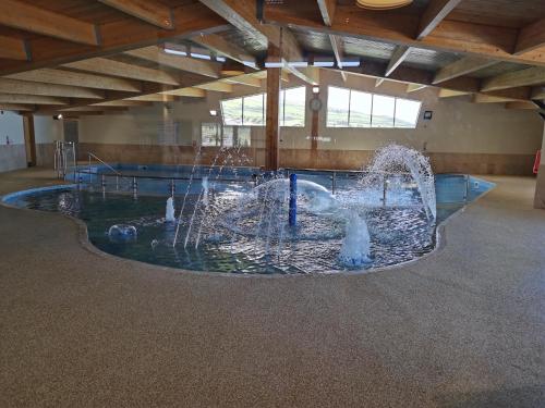 Úszómedence, Sea and Mountain view Sunbeach Holiday Snowdonia in Llwyngwril