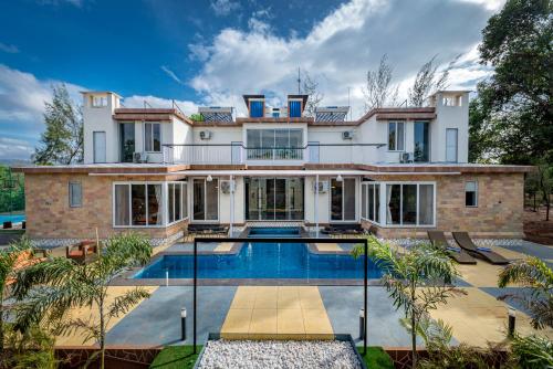 SaffronStays Casa De Familia, Karjat - pool villa with ample open space for outdoor games