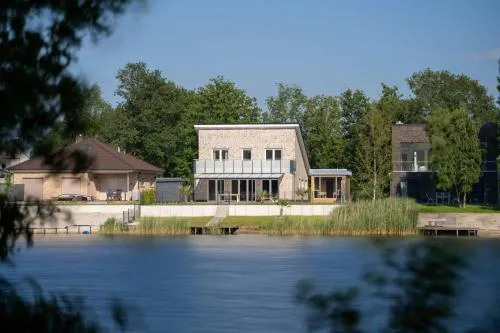 Seevilla am See mit Sauna, Kamin, privatem Steg und Seezugang in Barßel, Deutschland