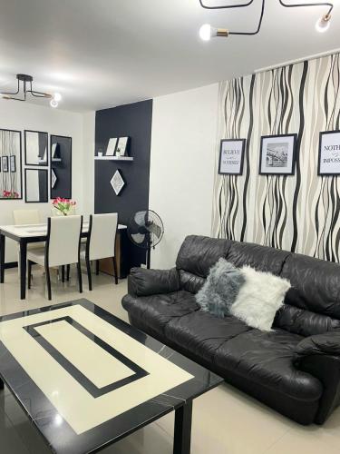 . Balcony & 2BR TownHouse - near Clark Airport & Aqua Planet - TRP2