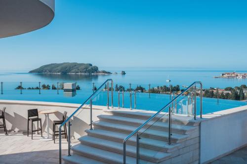 Swimming pool, Iberostar Waves Slavija in Budva