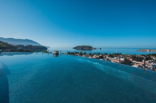 Swimming pool, Iberostar Waves Slavija in Budva