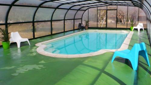 Bungalow de 2 chambres avec piscine partagee terrasse amenagee et wifi a Mejannes le Clap - Location saisonnière - Méjannes-le-Clap