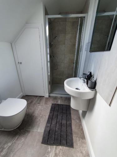 Cheerful 4 - Tranquil Oasis Modern and Spacious Retreat 4-Bedroom with Private Parking and Serene Gardens, Luton (foto 2)