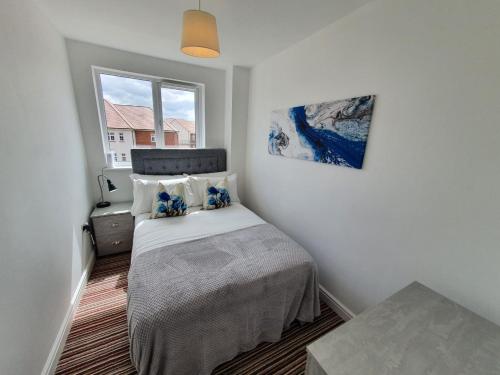 Cheerful 4 - Tranquil Oasis Modern and Spacious Retreat 4-Bedroom with Private Parking and Serene Gardens, Luton (foto 4)