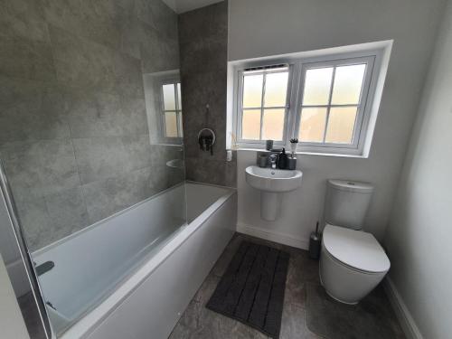 Cheerful 4 - Tranquil Oasis Modern and Spacious Retreat 4-Bedroom with Private Parking and Serene Gardens, Luton (foto 5)
