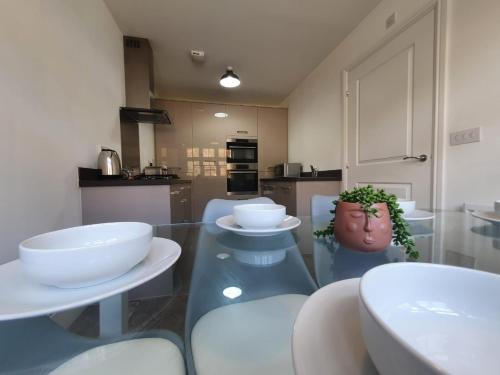 Cheerful 4 - Tranquil Oasis Modern and Spacious Retreat 4-Bedroom with Private Parking and Serene Gardens, Luton (foto 7)