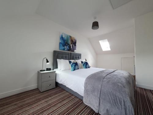 Cheerful 4 - Tranquil Oasis Modern and Spacious Retreat 4-Bedroom with Private Parking and Serene Gardens, Luton (foto 8)