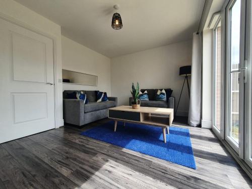 Cheerful 4 - Tranquil Oasis Modern and Spacious Retreat 4-Bedroom with Private Parking and Serene Gardens, Luton (foto 10)