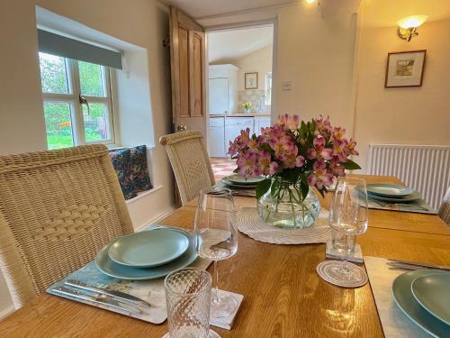 Iekārtas, Pretty Cotswold Cottage with garden near Bibury in Hateropa