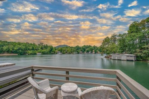 B&B Lake Lure - Max's Blue Lakeside Cottage - Bed and Breakfast Lake Lure