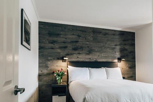 1 king bed, 2 double beds