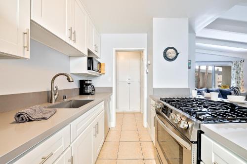 Nautical Newport DuplexLower Unit in Newport Beach, USA