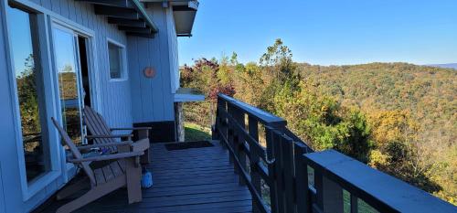 Balcony/terrace, AMAZING views of Tennessee River, Jones Bay and Mountains in Scottsboro (AL)