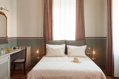Deluxe Double Room with Castle View image 10