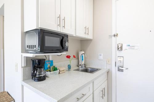 Cozy Waikiki Studio at Aqua Aloha Surf thumb 4
