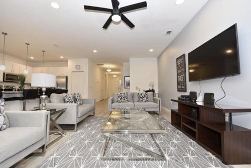Huge10 Bed Spa Gm Pool Solterra home in Davenport, USA