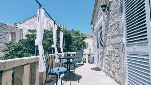 Rector's Villa - Charming Retreat in Old Town with Jacuzzi in Private Courtyard