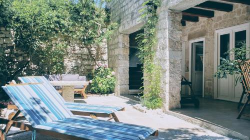 B&B Rab - Rector's Villa - Charming Retreat in Old Town with Jacuzzi in Private Courtyard - Bed and Breakfast Rab