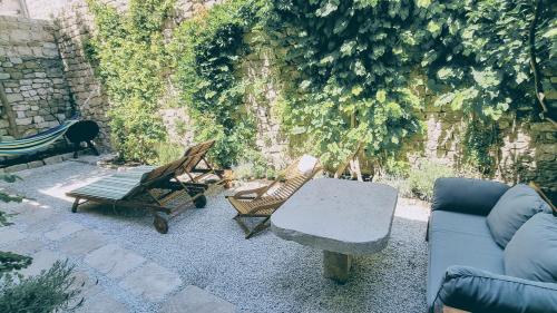 Rector's Villa - Charming Retreat in Old Town with Jacuzzi in Private Courtyard