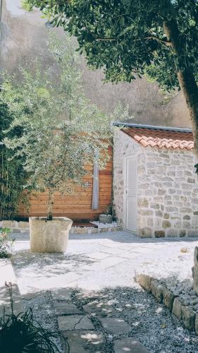 Rector's Villa - Charming Retreat in Old Town with Jacuzzi in Private Courtyard