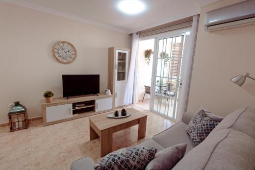 Apto ACHE, acogedor apartamento de 66 m con terraza, aire acondicionado y parking privado gratuito, Los Abrigos (foto 4)