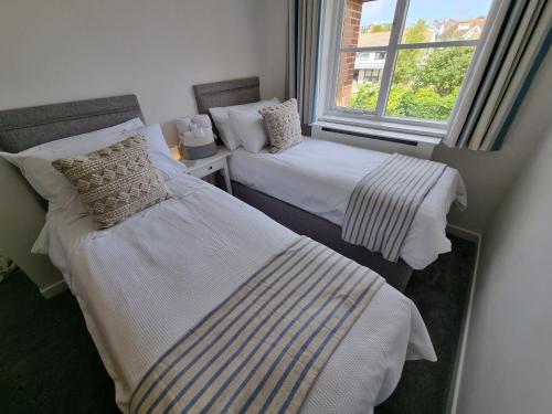 HighTide & Sunnyside apartments Two bedroomed apartments with free parking, balconies with sea views 4