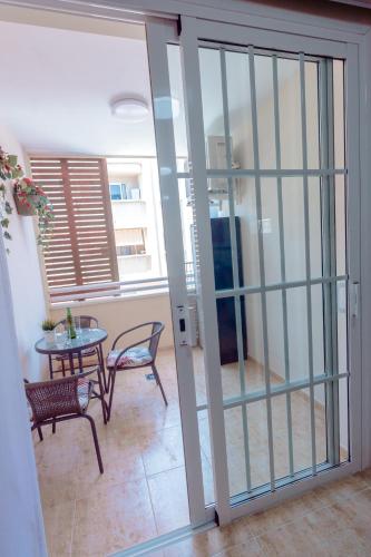 Apto ACHE, acogedor apartamento de 66 m con terraza, aire acondicionado y parking privado gratuito, Los Abrigos (foto 8)
