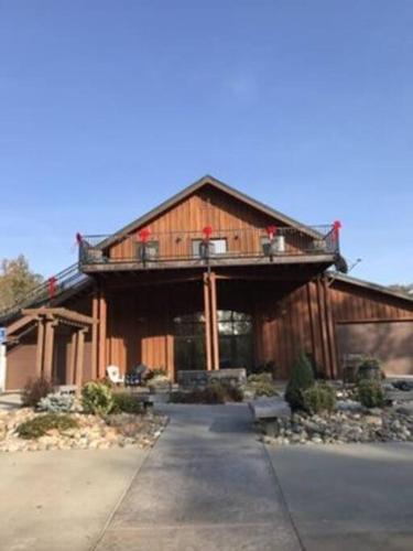 Eagle View Mountain Retreat with stunning views, hot tub, decks, 1 acre