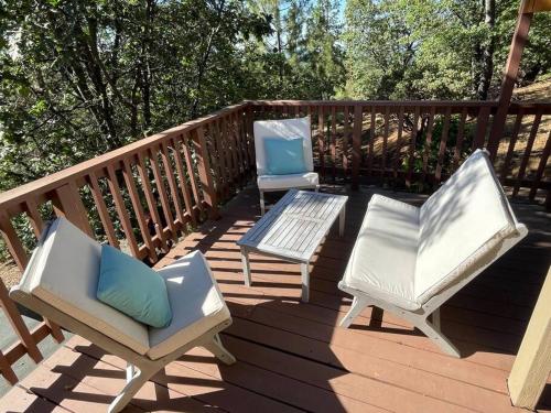 Eagle View Mountain Retreat with stunning views, hot tub, decks, 1 acre